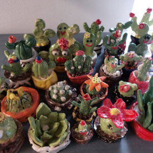 Keramické kaktusy s Álou
