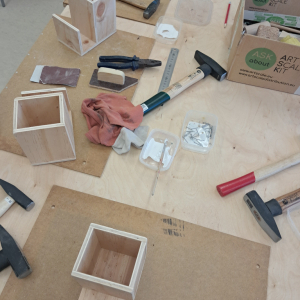 Klub třetího věku - Výroba dřevěného příborníku